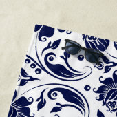 Elegant marineblauw vogelgrieppatroon strandlaken (In situ)