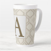 Elegant Marokkaans trellispatroon in neutrale tint Latte Mok (Rechterhoek)