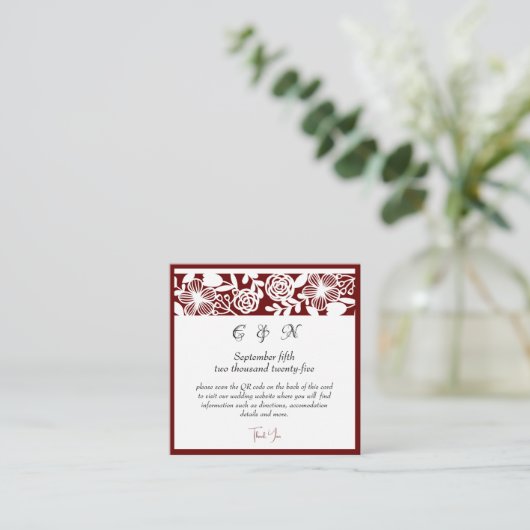 Elegant Maroon Monogram Details Behuizing Kaart (Staand voorkant)