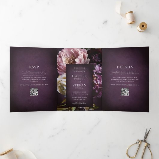 Elegant Maximalist Purple Floral QR Code Wedding Drieluik Uitnodiging (Binnen)
