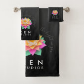 Elegant meerkleurige Lotus Flower op zwart Bad Handdoek (Insitu)