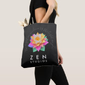 Elegant meerkleurige Lotus Flower op zwart Tote Bag (Dichtbij)