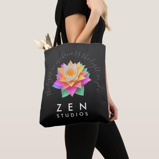 Elegant meerkleurige Lotus Flower op zwart Tote Bag (Dichtbij)