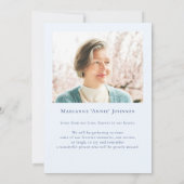 Elegant Memorial Blauw Bloemen Viering van het Lev Kaart (Achterkant)