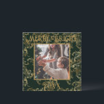 Elegant Merry & Bright Foto Groen Vintage Feestdagenkaart<br><div class="desc">Elegante vintage groene met goud brokaatpatroon Merry & Bright typografie.  Een mooi brokaat gedecoreerd ontwerp met jouw favoriete foto in het midden.  Personaliseer met jouw bericht en naam op de achterkant.  De perfecte kerstgroet.</div>