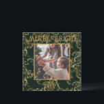 Elegant Merry & Bright Foto Groene Vintage Feestdagenkaart<br><div class="desc">Elegante vintage groene met goud brokaat patroon Merry & Bright typografie.  Een prachtig brokaat gedecoreerd ontwerp met jouw favoriete foto in het midden.  Personaliseer met jouw bericht en naam op de achterkant.  De perfecte kerstkaart.</div>