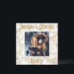 Elegant Merry & Bright Photo Gold  Feestdagenkaart<br><div class="desc">Elegant  patroon Merry & Bright typografie. Een prachtig brokaat verdrietig design met je favoriete foto in het midden. Personaliseer met uw bericht en naam op de achterkant. De perfecte wenskaart voor vakantie.</div>