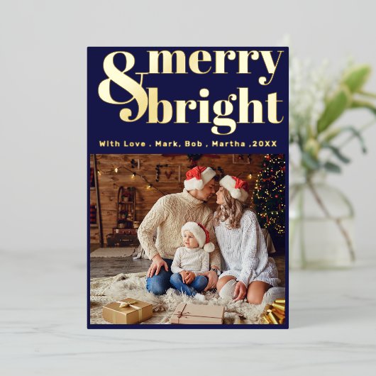 Elegant Merry & Bright Typografie Kerstmis Folie Feestdagenkaart (Staand Voorkant)