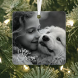 Elegant Merry Christmas Custom Family Afbeelding Metalen Ornament<br><div class="desc">Met het tijdloze script Merry Christmas design zet dit ornament het podium voor een seizoen van vreugde en saamhorigheid. De zwart-witte familiefoto die u hebt gekozen staat centraal en legt de essentie vast van de unieke en hartverwarmende vakantiedrang van uw familie. Dit ornament is vervaardigd uit onbreekbare materialen en voegt...</div>