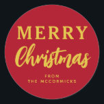Elegant Merry Christmas Red Gold Script Custom Ronde Sticker<br><div class="desc">Versier uw vakantiegiften met deze Elegante Merry Christmas Red Gold Script Custom Classic Ronde Stickers. Elk is modern eenvoudig ontworpen met de begroeting "Vrolijke Kerstmis" in faux goud op rood. Het lettertype is kalligrafie en schrift. De achternaam van de familie staat in het midden onderaan. Klik op sjabloon personaliseren en...</div>