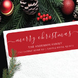 Elegant Merry Christmas retour adreslabel Etiket<br><div class="desc">Ons feestelijke retouradres label heeft Merry Christmas in een modern kalligrafie script lettertype op een rode achtergrond. Het is de perfecte manier om je vrienden en familie te laten weten waar je woont tijdens het vakantieseizoen. Dit label zal zeker een vleugje feestvreugde aan uw mail toevoegen en opgemerkt worden door...</div>