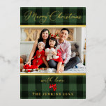 Elegant Merry Green en Red Photo Gold Folie Feestdagenkaart<br><div class="desc">Elegant Green Pset Merry Kerstmis Wenskaart met Gold Foil lettering. Als u de naam en het jaar wilt bewerken,  klikt u op de knop "Verder aanpassen" om deze te bewerken. Overeenkomende objecten in ons ontwerp van Cava-partij in winkel</div>
