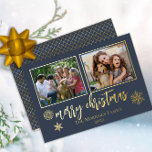 Elegant Merry kerstsnowflakes 2 Foto Folie Feestdagenkaart<br><div class="desc">Classy en elegant twee folie script met fotogoud,  met folie sneeuwvlokken en gouden folie foto's,  ontworpen door Holiday Hearts Design (rechten voorbehouden). De achterzijde heeft een diagonaal raster in faux goud. Foto's van de sjabloon van de plaatjeshouder met dank aan Unsplash.</div>