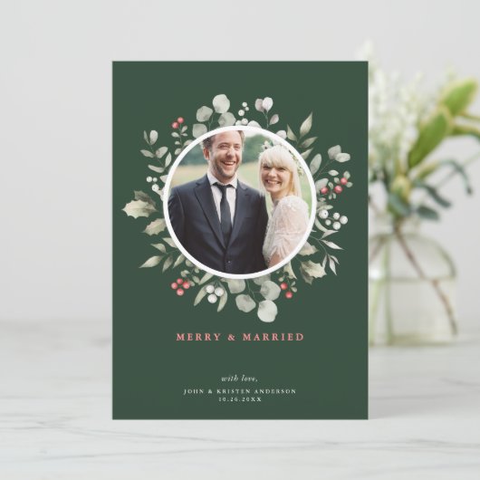 Elegant Merry & Married Greenery Wreath Photo Feestdagenkaart (Staand voorkant)