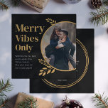 Elegant Merry Vibes Only, voor een echtpaar Notitiekaartje<br><div class="desc">Maak je klaar om helemaal te jingle met onze Elegant Merry Vibes Only, voor een Married Couple Note Kaart! Dit feestseizoen verspreiden we vreugde, gelach en hopen goede vrolijkheid. Laat de twinkelende lichten, hartverwarmende spreuken en de magie van de feestdagen je omringen. Moge uw dagen vrolijk zijn en uw hart...</div>
