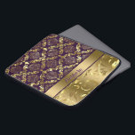 Elegant metaalgoud en Paarse dampen en kant Laptop Sleeve<br><div class="desc">Elegant  gierig  bloemdamp en kant in metallisch goud en paarse tonen. Aangepast monogram. Vraag om elke kleur die je wilt door me per e-mail te sturen.</div>