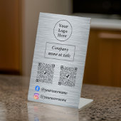 Elegant metallic zilver reclamebord met voetstuk