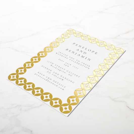 Elegant Mid Mod Geometric Weddenschap Chic White G Folie Uitnodiging (Gedraaid)