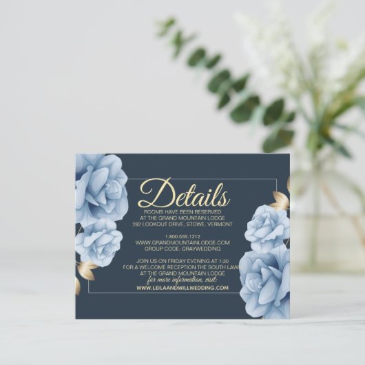 Elegant Midnight blauw bloemenbruiloft Informatiekaartje (Staand voorkant)