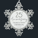 Elegant minimaal 25e Jubileum bruiloft keramiek Tin Sneeuwvlok Ornament<br><div class="desc">Minimaal ontwerp voor alleen zwarte en witte lettertypen. Script lettertype markeert met gemakkelijk te lezen serif name font. Gemakkelijk aan te passen voor uw eigen huwelijksbehoeften. Gepersonaliseerde bruiloft benodigdheden</div>