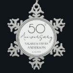 Elegant minimaal 50e Jubileum bruiloft Tin Sneeuwvlok Ornament<br><div class="desc">Minimaal ontwerp voor alleen zwarte en witte lettertypen. Script lettertype markeert met gemakkelijk te lezen serif name font. Gemakkelijk aan te passen voor uw eigen huwelijksbehoeften. Gepersonaliseerde bruiloft benodigdheden</div>
