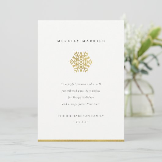 Elegant Minimal Gold Snowflake Merrily Married Feestdagenkaart (Staand voorkant)