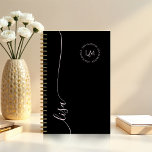 Elegant Minimal Monogram Initialen Script Name Planner<br><div class="desc">Slank, verfijnd en uniek voor u: onze Elegant Minimal Monogram Initialen Script Name Personalized Planner combineert luxe en functionaliteit. Deze prachtig ontworpen planner heeft een schone, minimale esthetiek die ervoor zorgt dat uw dagelijkse planning net zo stijlvol als efficiënt is. Of u nu georganiseerd op het werk blijft, persoonlijke doelen...</div>