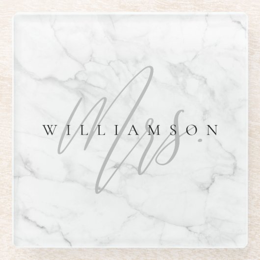 Elegant Minimal White Marble Mrs Script Custom Glazen Onderzetter (Voorkant)