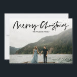 Elegant Minimale MERRY CHRISTMAS-foto Save The Date<br><div class="desc">Moderne en eenvoudige christelijke fotokaart met een ZWART elegant handgeschreven script aan de voorzijde en een tijdloos diagonaal gestreept patroon aan de achterzijde. De omgekeerde kleur van kaarten kan worden veranderd om u de kleurenregeling van de fotokleur te passen. Alle tekststijl, kleuren, grootte kunnen ook worden gewijzigd om aan uw...</div>