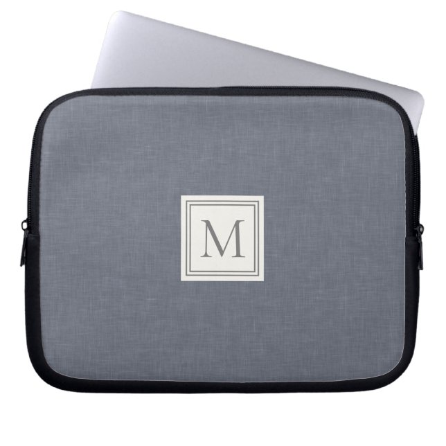 Elegant minimalist Blue Grey Faux Linen Monogram Laptop Sleeve (Voorkant)