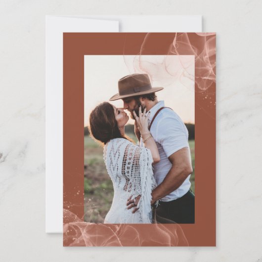 Elegant minimalist boho terracotta fotobruiloft kaart (Achterkant)