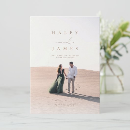 Elegant Minimalist Chic Script Photo Wedding Invdi Kaart (Staand voorkant)