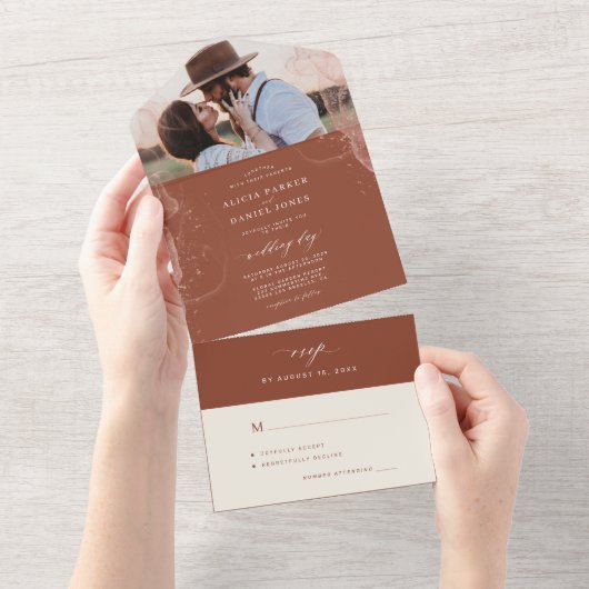 Elegant minimalist terracotta fotobruiloft all in one uitnodiging (Afscheurbaar)