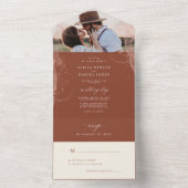 Elegant minimalist terracotta fotobruiloft all in one uitnodiging (Binnen)