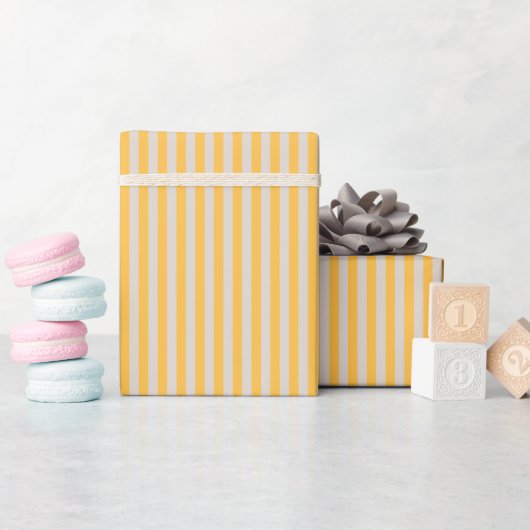Elegant minimalistisch geel wit streepjespatroon cadeaupapier (Baby Shower)