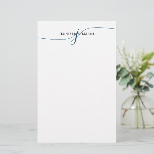 Elegant minimalistisch marineblauw script monogram briefpapier (Staand voorkant)