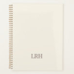 Elegant minimalistisch monogram ivoorkleurig spira planner<br><div class="desc">Je bruidsmeisjes zijn met elke lach, elke planningsessie tot laat in de nacht en elk "doen we dit echt?"-moment bij je geweest. Dit persoonlijke bruidsmeisjesgeschenk is zowel attent als praktisch: een minimalistisch monogramnotitieboek dat ze echt zullen gebruiken. De elegante ivoorkleurige omslag met strakke grijze initialen geeft het een tijdloze stijl,...</div>