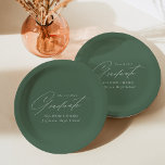 Elegant minimalistisch Sage Green Afstuderen Papieren Bordje<br><div class="desc">Elegant afstuderen papier borden met "Afstuderen" in een mooi wit script met een donkergrijze groene achtergrond. Pas de borden van het afstuderen aan door de naam van de afgestudeerde, schoolnaam, en het jaar van het afstuderen toe te voegen. De gepersonaliseerde afstuderen papieren borden zijn perfect voor zowel de academische wereld...</div>