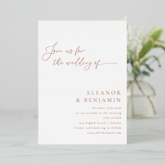 Elegant minimalistisch script bruiloft wit rose go folie uitnodiging (Staand Voorkant)