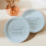 Elegant minimalistisch Sky Blue Afstuderen Papieren Bordje<br><div class="desc">Elegant afstuderen papier borden met "Afstuderen" in een mooi zwart script met een lichtblauwe achtergrond. Pas de borden van het afstuderen aan door de naam van de afgestudeerde, schoolnaam, en het jaar van het afstuderen toe te voegen. De gepersonaliseerde afstuderen papieren borden zijn perfect voor zowel de academische wereld als...</div>