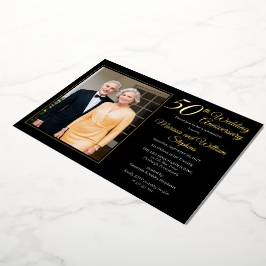 Elegant Minimalistische Foto 50ste Huwelijksverjaa Folie Uitnodiging (Gedraaid)