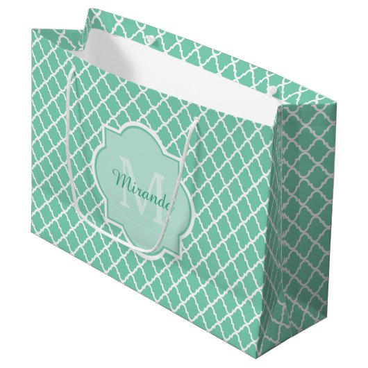 Elegant mint Green Quatrefoil Monogram met naam Large Cadeautasje (Voorkant Gekanteld)
