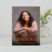 Elegant modern Afstuderen foto goud Folie Uitnodiging (Staand Voorkant)
