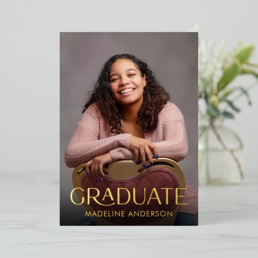 Elegant modern Afstuderen foto goud Folie Uitnodiging (Staand Voorkant)