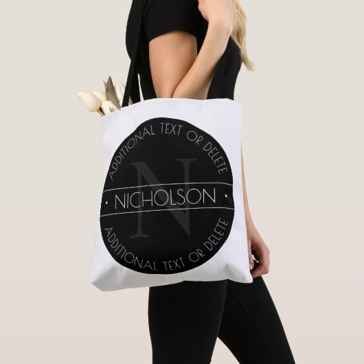 Elegant modern bewerkbaar monogram zwart-wit tote bag (Dichtbij)