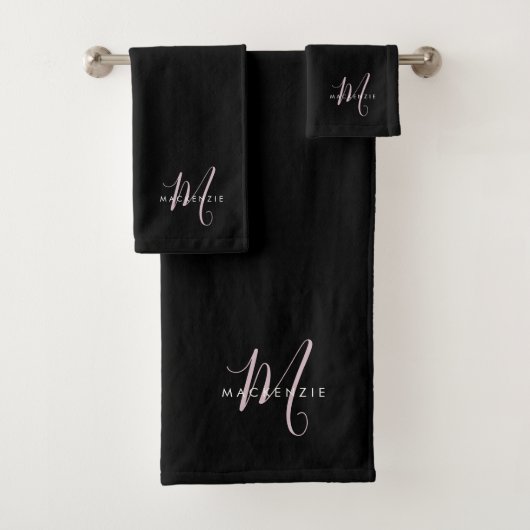 Elegant Modern Black Blush Pink Script Monogram Bad Handdoek (Insitu)