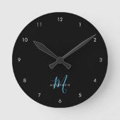 Elegant modern Black Sky Blue Script Monogram Ronde Klok (Voorkant)