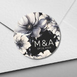 Elegant Modern Black White Floral Wedding Ronde Sticker<br><div class="desc">Schattige en eenvoudig modern zwart-wit bloem bruiloft ontwerp. Een klassieke maar grillige uitstraling met zwarte, grijze en crèmekleurige bloemen met zwarte lettertypen en moderne letters. Bewerk alle tekst naar uw eigen informatie. Je kunt zelfs de achtergrondkleur veranderen naar alles wat je wilt! Ik heb ook een aantal andere soortgelijke stijlen...</div>
