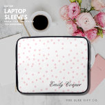 Elegant Modern Blush Monogram Roze Confetti Script Laptop Sleeve<br><div class="desc">Deze elegante witte laptophoes is voorzien van een modern blush roze stippenpatroon en voegt een vleugje plezier toe aan uw werkdag. Het elegante zwarte monogram in script voegt een persoonlijke touch toe en maakt het een uniek accessoire. Perfect om uw laptop te beschermen tegen krassen en stoten, het past goed...</div>