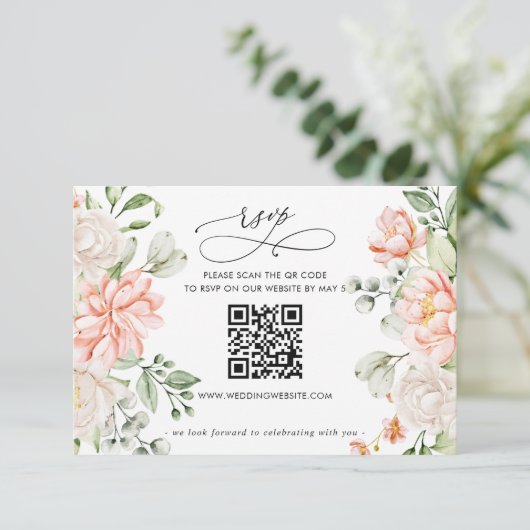Elegant Modern Botanical Blush Floral QR CODE RSVP Kaartje (Staand voorkant)
